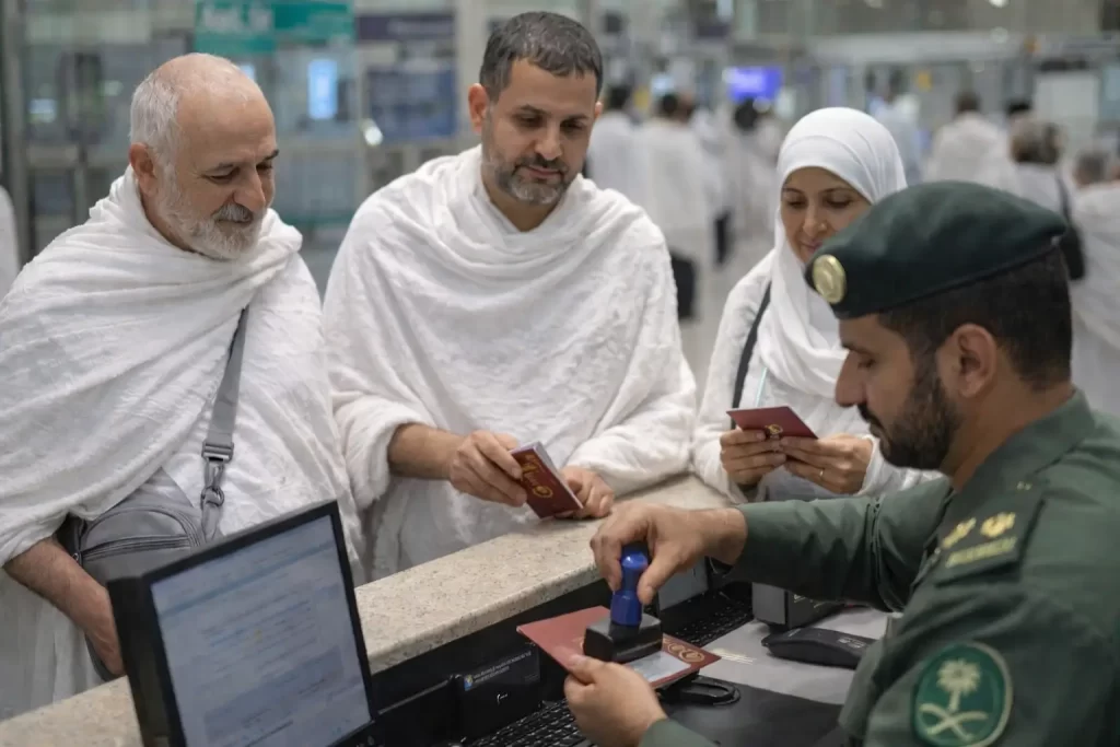 معتمرون سوريون في مطار جدة عند بوابة ختم الجوازات لاستلام تأشيرة العمرة الإلكترونية للعمرة